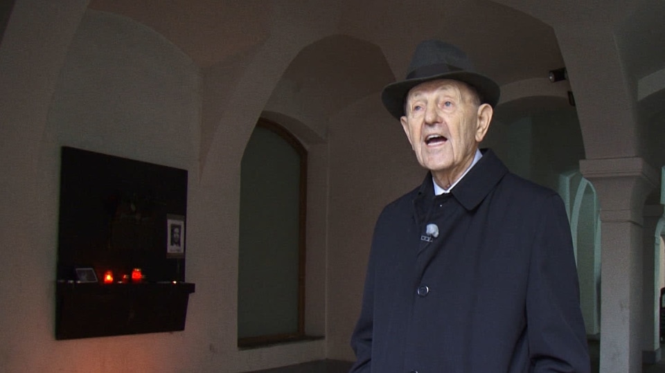 Přesvědčit lidi, aby se postupně zřekli soukromého vlastnictví, nebylo lehké, přiznává Miloš Jakeš.